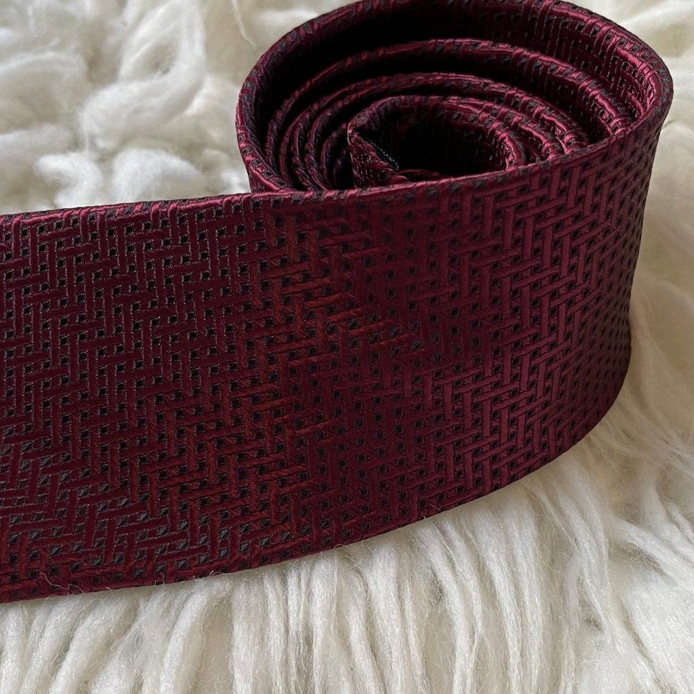 St. Lynn burgundy patterned neck tie 100% silk New